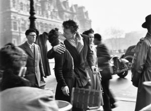 © Atelier Robert Doisneau Le baiser de l'hôtel de ville, Paris 1950