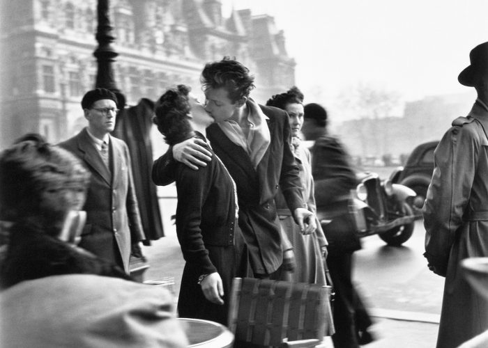 © Atelier Robert Doisneau Le baiser de l'hôtel de ville, Paris 1950
