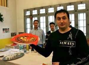 Un momento del buffet preparato dai detenuti