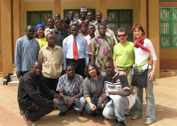 Alessandra Ferraro e Bruno Bethaz  con gli operatori della radio municipale di Ouagadougou