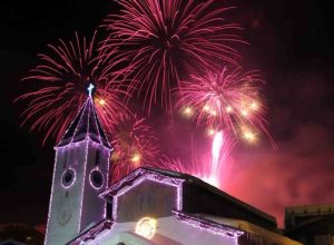 La Chiesa di Cervinia illuminata di rosa
