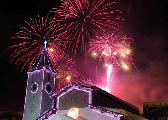 La Chiesa di Cervinia illuminata di rosa
