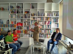 Il presidente Uvgam Giglio (in piedi) e l'assessore Marguerettaz. In prima fila, Adriano Favre e Daniele Ollier.