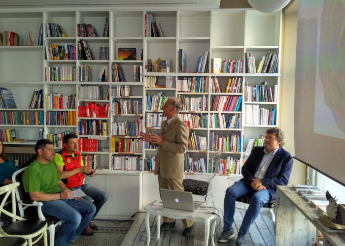 Il presidente Uvgam Giglio (in piedi) e l'assessore Marguerettaz. In prima fila, Adriano Favre e Daniele Ollier.