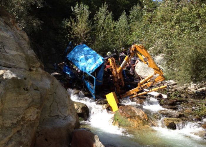 Camion cade nel torrente Ayasse vicino ad Hone