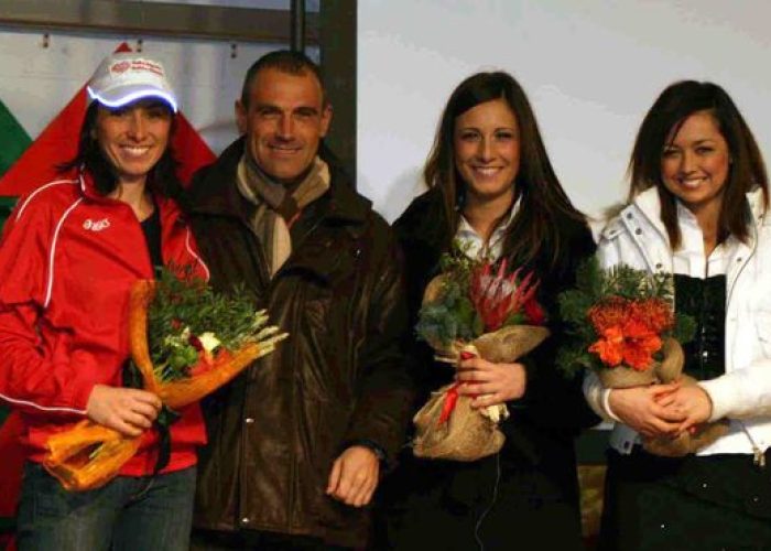 Da sx Nathalie Viérin, Roberto Vallet (vice sindaco Sarre), Nicoletta Alby e Giada Costenaro (Le Lus Mor)