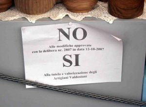 Il cartello di protesta che capeggia in alcuni stand