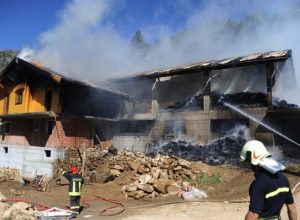 La casa e il fienile in fiamme a Fontainemore