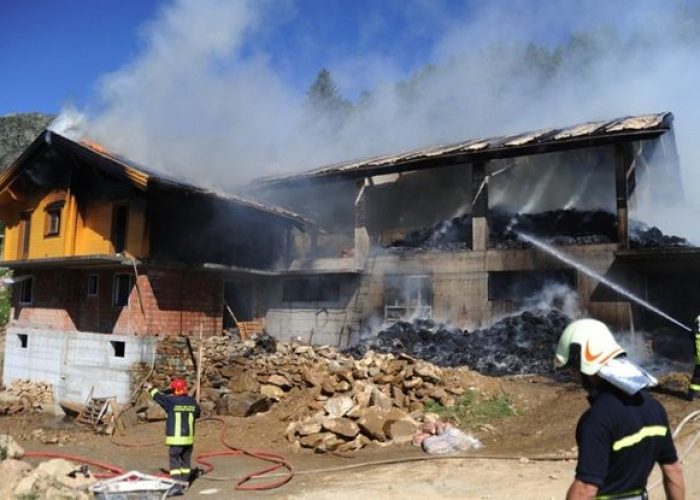 La casa e il fienile in fiamme a Fontainemore