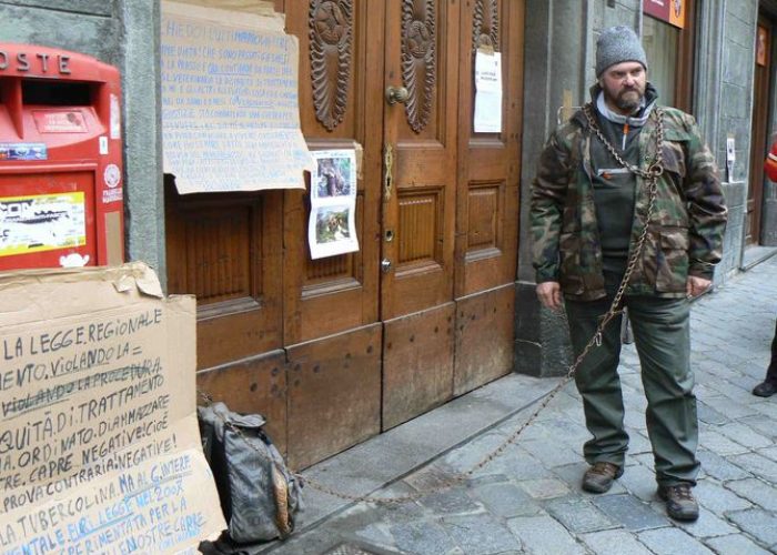 Danilo Colliard incatenato davanti all'Assessorato regionale alla Sanità