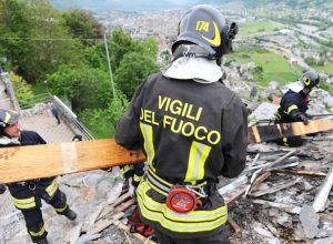 I Vigili del fuoco al lavoro nell'abitazione di Sarre colpita dalle fiamme.