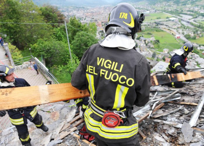 I Vigili del fuoco al lavoro nell'abitazione di Sarre colpita dalle fiamme.