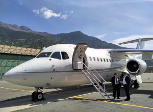 Il BAe 146-200 della "Cello" sul piazzale del "Gex".