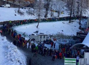 Cervinia coda davanti alle casse - Screenshot da un video postato su Facebook