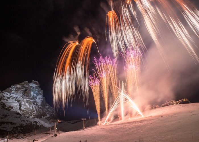 Fuochi d'artificio ai piedi del Cervino