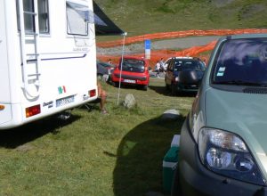 Le auto parcheggiate nell'area del Cromlech a La Thuile