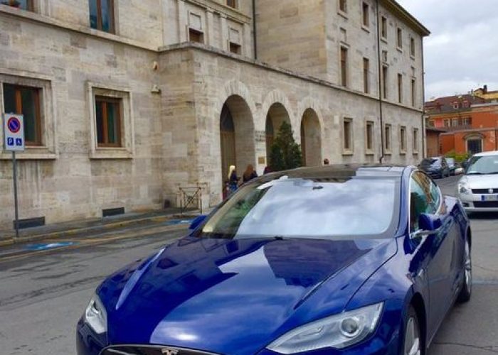 Una Tesla Model S parcheggiata in Piazza delle Repubblica