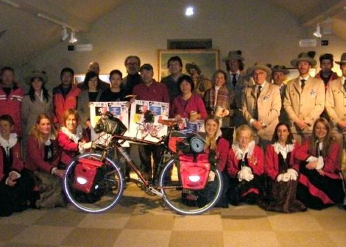 La delegazione del capitano Wang alla sede delle Guide Alpine di Courmayeur