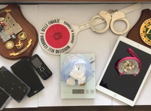 Stupefacente e materiale sequestrato ai due arrestati.