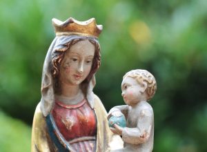 cocoparisienne madonna - statue religiose - https://pixabay.com/it/photos/madonna-madonna-con-bambino-statua-453514/