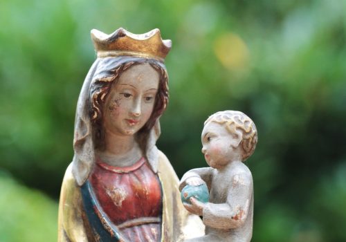 cocoparisienne madonna - statue religiose - https://pixabay.com/it/photos/madonna-madonna-con-bambino-statua-453514/