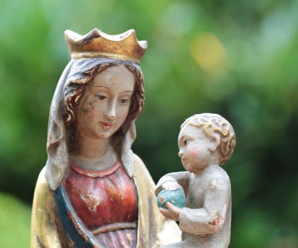 cocoparisienne madonna - statue religiose - https://pixabay.com/it/photos/madonna-madonna-con-bambino-statua-453514/