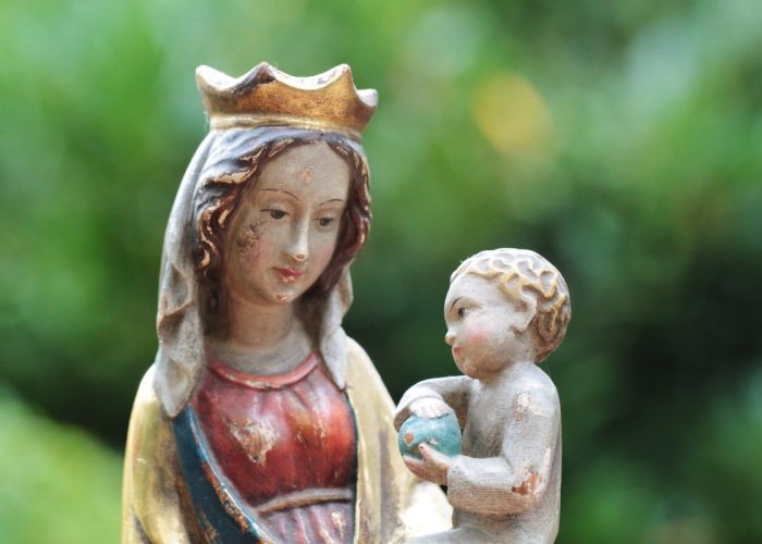 cocoparisienne madonna - statue religiose - https://pixabay.com/it/photos/madonna-madonna-con-bambino-statua-453514/