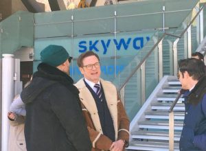 Colin Firth durante le riprese su Skyway