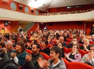 La sala del De la Ville gremita per una conferenza sul Concilio