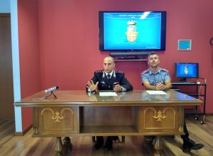 Il capitano D'Angelo e il maresciallo maggiore Punzo in conferenza stampa.