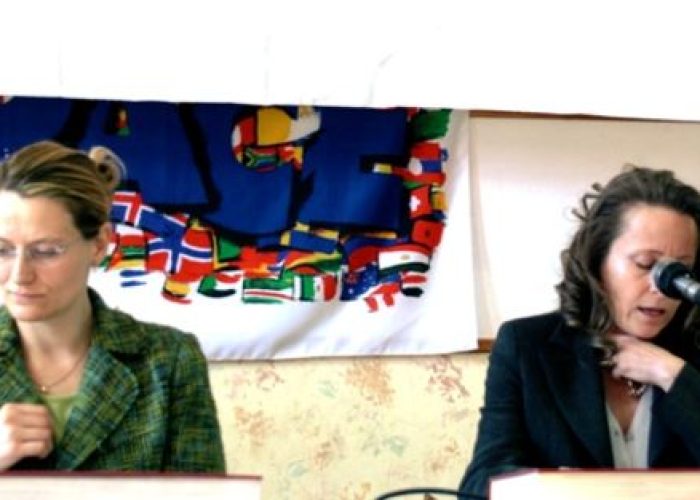 Paola Vacchina e Anna Ferrara al tavolo della presidenza