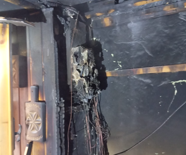 Uno dei contattori bruciati dal cortocircuito