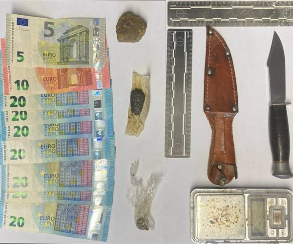 controlli carabinieri denaro coltello droga