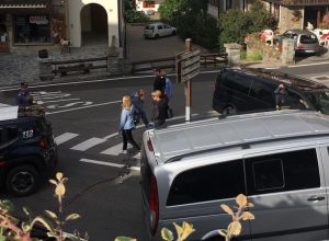 I Carabinieri identificano il pilota del drone.
