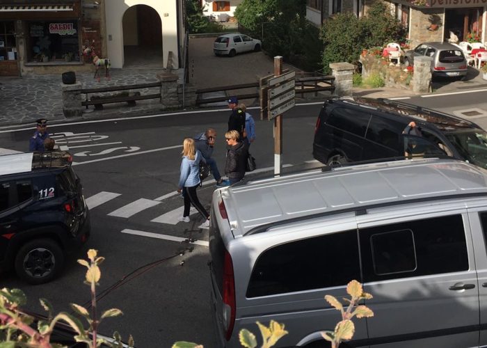 I Carabinieri identificano il pilota del drone.