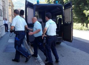 Igbi Neweka Yobor condotto al Tribunale per l'udienza di convalida.