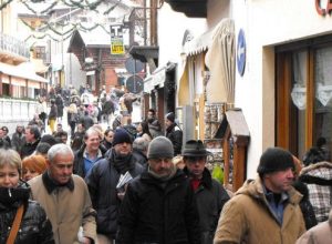 Il centro di Courmayeur affollato di turisti