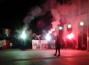 La manifestazione in piazza Deffeyes