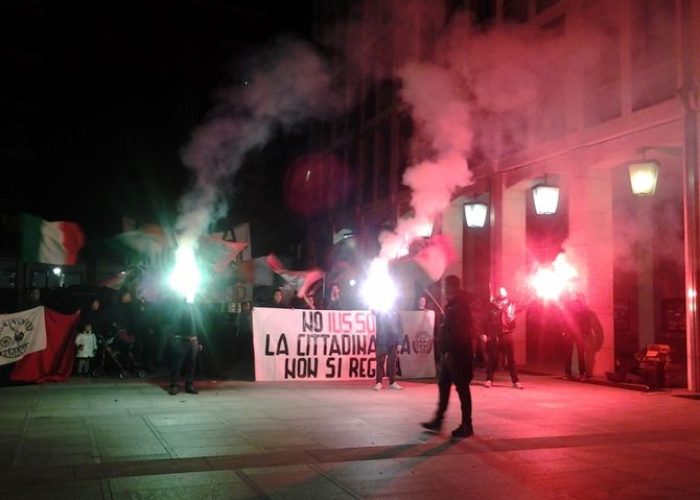 La manifestazione in piazza Deffeyes