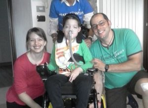 Cristian, i suoi genitori e una volontaria di Make a Wish