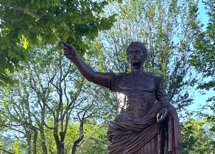 La statua dell'Imperatore Augusto in piazza Arco di Augusto
