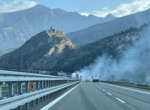 Mezzo in fiamme sull'A5