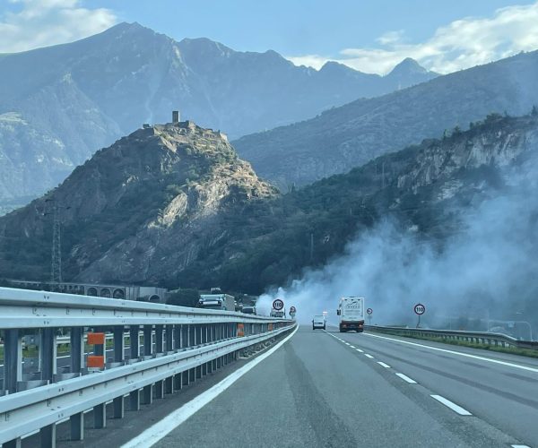 Mezzo in fiamme sull'A5