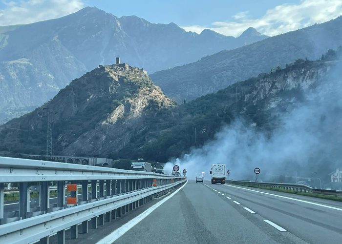 Mezzo in fiamme sull'A5