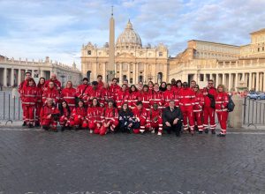 La delegazione dei volontari valdostani CRI in piazza San Pietro.