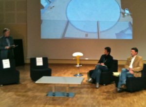 Un momento del dibattito con le due poltrone vuote