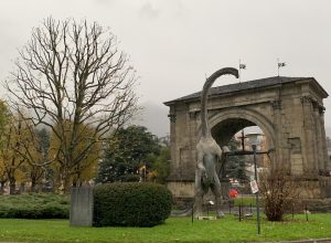 Dinosauro all'Arco di Augusto