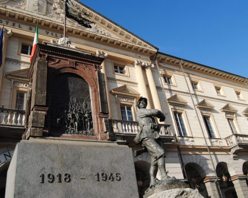 Il monumento al Soldato valdostano di piazza Chanoux