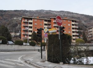 Il semaforo per i pedoni su via Montmayeur