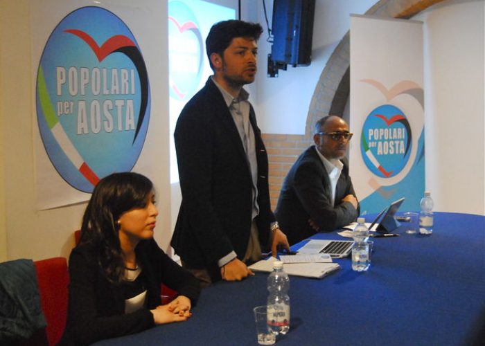 Il coordinatore Edoardo Melgara tra i candidati Vicesindaco e Sindaco di Aosta Sylvie Spirli e Luca Lattanzi